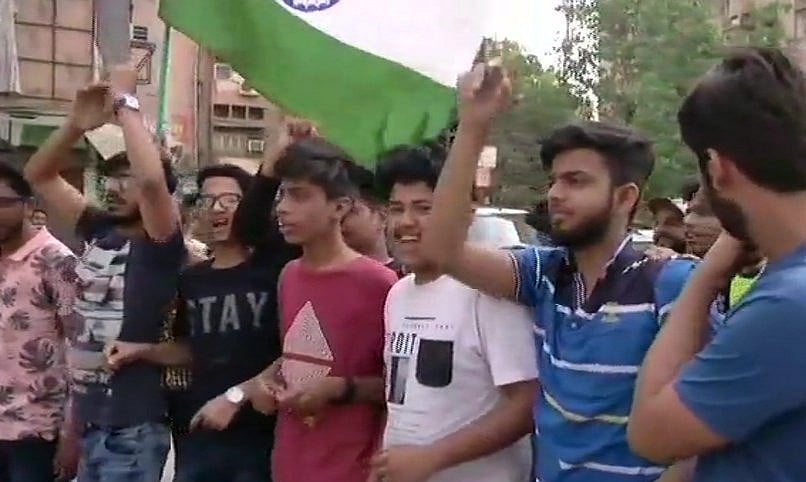 सीबीएसई पेपर लीक: सीबीएसई दफ्तर के बाहर छात्रों का प्रदर्शन, कहा, बोर्ड की गलती का खामियाजा भुगत रहे हम
