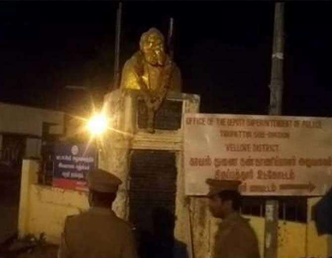 मूर्तियों पर महाभारत जारी: अब केरल में बापू की प्रतिमा पर हमला, चश्मा तोड़ा