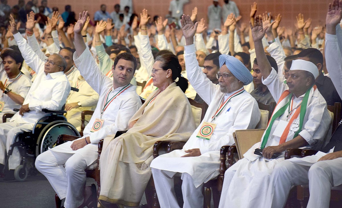 Congress President Rahul Gandhi, former President Sonia Gandhi, former Prime Minister Manmohan Singh and former Defence Minister AK Antony vote on a resolution proposed by Meira Kumar