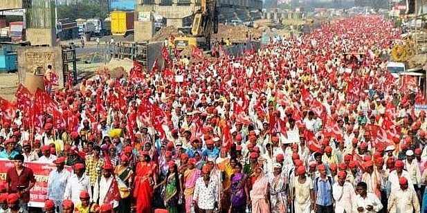 सरकार की गलत नीतियों का खामियाजा भुगत रहे हैं देश के किसान 