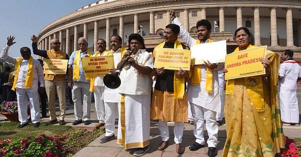 LIVE: हंगामे के चलते राज्यसभा और लोकसभा कल तक के लिए स्थगित 