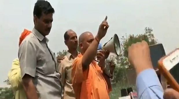  कुशीनगर हादसा: विरोध कर रहे पीड़ित परिवारों के प्रति सीएम योगी ने दिखाई संवेदनहीनता, कहा, बंद करो नौटंकी