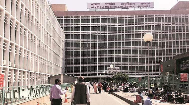 दिल्ली एम्स: रेजीडेंट डॉक्टरों की हड़ताल से मरीज हलकान, साथी डॉक्टर से हुई मारपीट से हैं नाराज