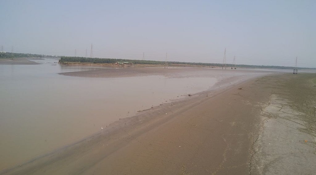 उद्योगों को फायदा पहुंचाने के लिए सूखी नर्मदा नदी पर बांध बनाना चाहती है गुजरात सरकार