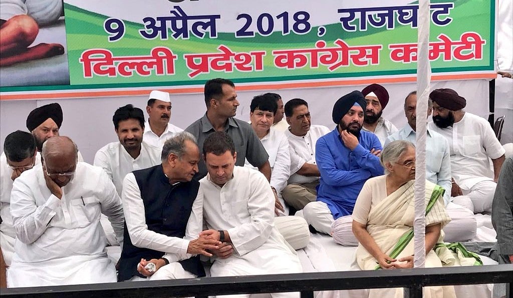 LIVE: समाज में शांति-सौहार्द स्थापित करने के लिए देश भर में कांग्रेस का उपवास