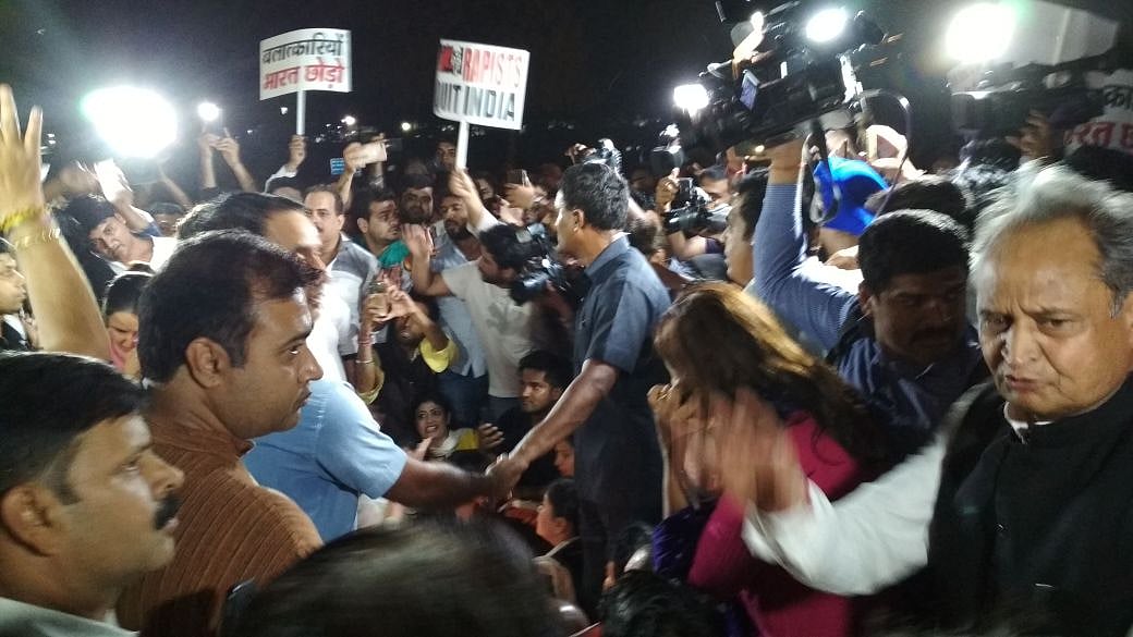 ‘बलात्कारियों भारत छोड़ो’ के नारे के साथ इंडिया गेट पर कैंडल मार्च, राहुल ने कहा, ये  आमजन की आवाज