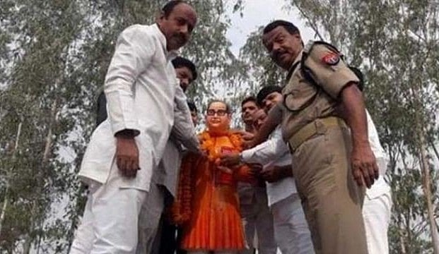 योगी सरकार ने अंबेडकर की मूर्ति को दिया भगवा रंग
