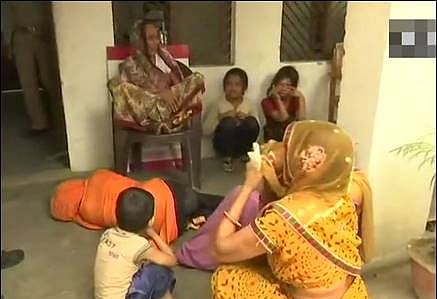 यूपी: मुख्यमंत्री आवास के बाहर खुदकुशी की कोशिश करने वाली बलात्कार पीड़िता के पिता की पुलिस हिरासत में मौत