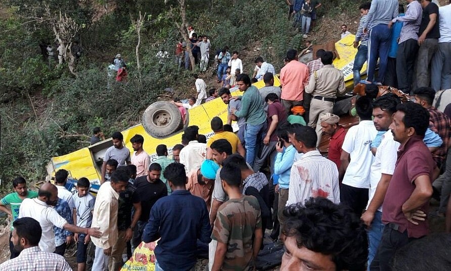 हिमाचल प्रदेशः भीषण सड़क हादसे में 20 बच्चों की मौत, 150 फीट गहरी खाई में गिरी स्कूल बस  