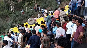 हिमाचल प्रदेशः भीषण सड़क हादसे में 20 बच्चों की मौत, 150 फीट गहरी खाई में गिरी स्कूल बस