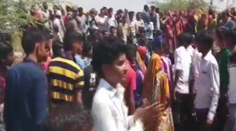 गुजरात: जमीन अधिग्रहण का विरोध कर रहे किसानों पर पुलिस ने भांजी लाठियां, कई किसान घायल