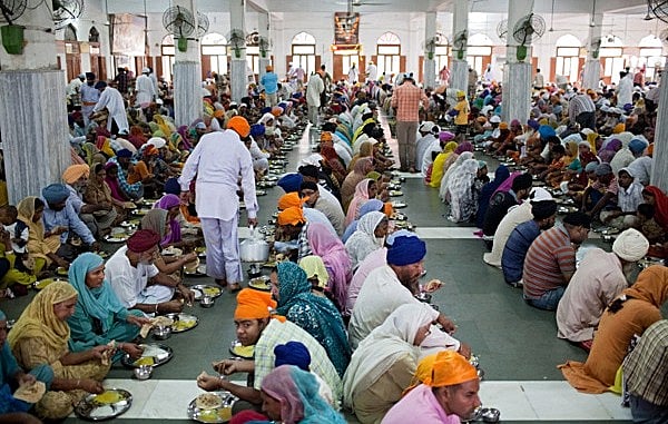 दुनिया में समता की मिसाल है स्वर्ण मंदिर का लंगर  