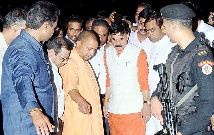 यूपी: सीएम योगी की रात्रि चौपाल में लगे सरकार विरोधी नारे, योजनाओं का लाभ नहीं मिलने से लोग नाराज