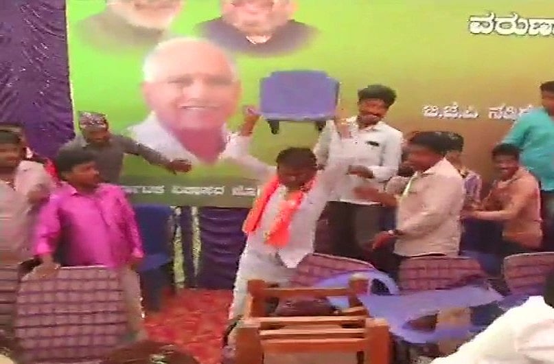  कर्नाटक: येदुयरप्पा के बेटे को टिकट न मिलने पर बीजेपी कार्यकर्ताओं का हंगामा, अमित शाह के खिलाफ लगे नारे
