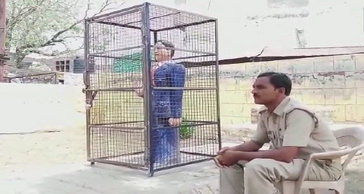 उत्तर प्रदेशः हिफाजत के लिए लोहे के पिंजरे में कैद की गई अंबेडकर की मूर्ति, विवाद होने पर हटाया गया पिंजरा