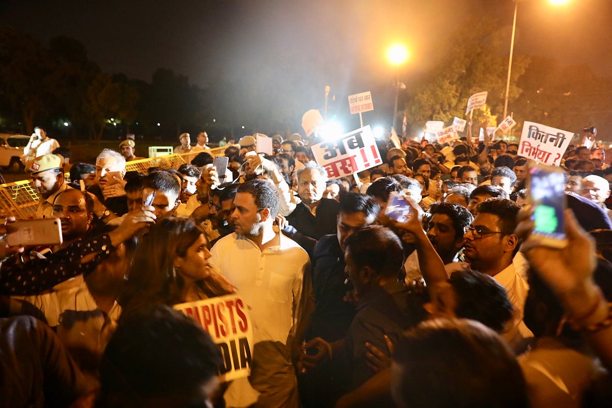 ‘बलात्कारियों भारत छोड़ो’ के नारे के साथ इंडिया गेट पर कैंडल मार्च, राहुल ने कहा, ये  आमजन की आवाज