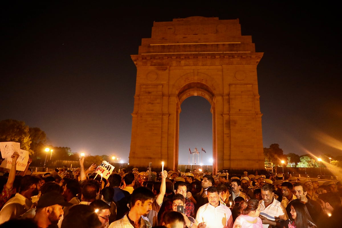 ‘बलात्कारियों भारत छोड़ो’ के नारे के साथ इंडिया गेट पर कैंडल मार्च, राहुल ने कहा, ये  आमजन की आवाज