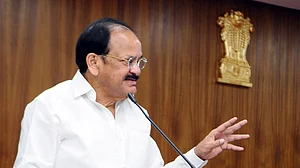 महाभियोग प्रस्ताव: हैदराबाद का दौरा बीच में छोड़ दिल्ली लौटे उप राष्ट्रपति, संविधान विशेषज्ञों की ली राय