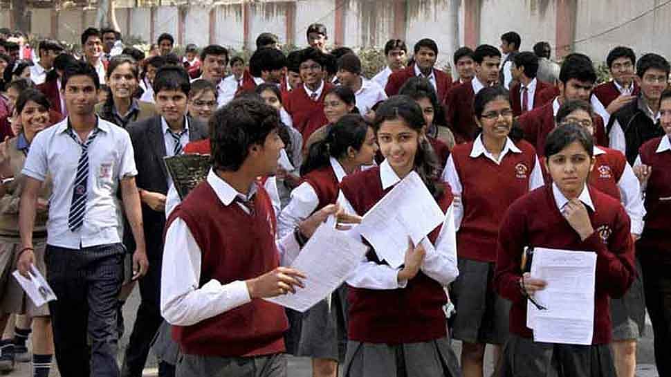 पेपर लीक: सीबीएसई की नई व्यवस्था पहले ही दिन फेल, कांग्रेस ने मांगी जावड़ेकर की बर्खास्तगी