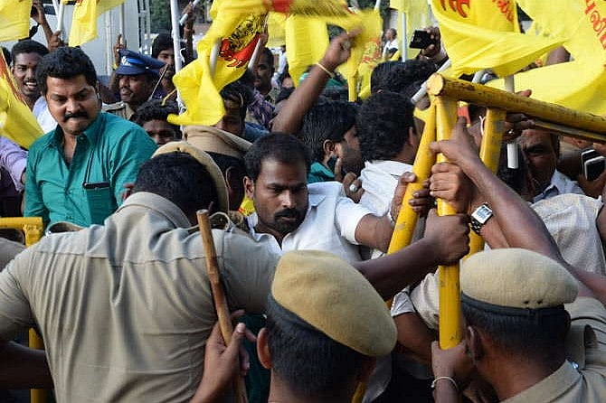 चेन्नई में आईपीएल मैच का जबरदस्त विरोध, अभूतपूर्व सुरक्षा, स्टेडियम के ऊपर हैलीकॉप्टर से निगरानी
