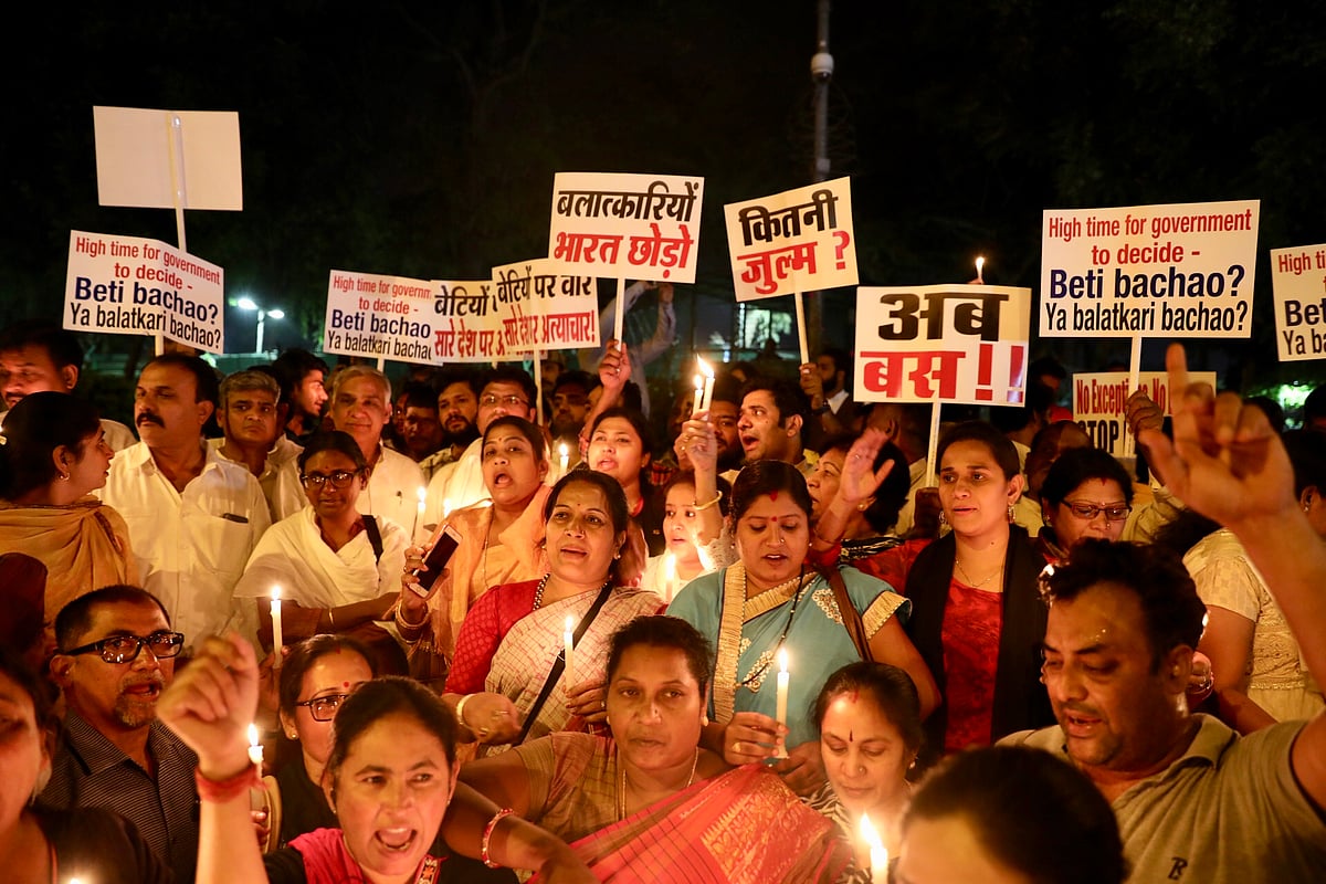 ‘बलात्कारियों भारत छोड़ो’ के नारे के साथ इंडिया गेट पर कैंडल मार्च, राहुल ने कहा, ये  आमजन की आवाज
