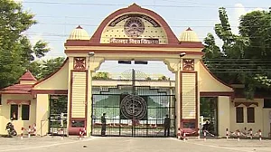 गोरखपुर विश्वविद्यालय में एक के बाद एक दो पेपर लीक, परीक्षा रद्ध, छात्रों में आक्रोश