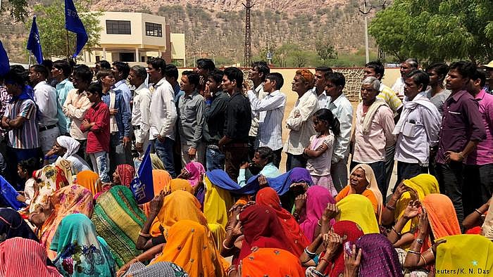 आखिर क्यों अपना रहे हैं देश भर के दलित बौद्ध धर्म ?  