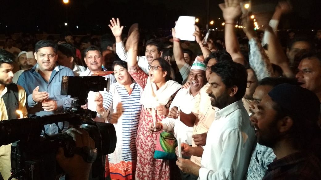 ‘बलात्कारियों भारत छोड़ो’ के नारे के साथ इंडिया गेट पर कैंडल मार्च, राहुल ने कहा, ये  आमजन की आवाज