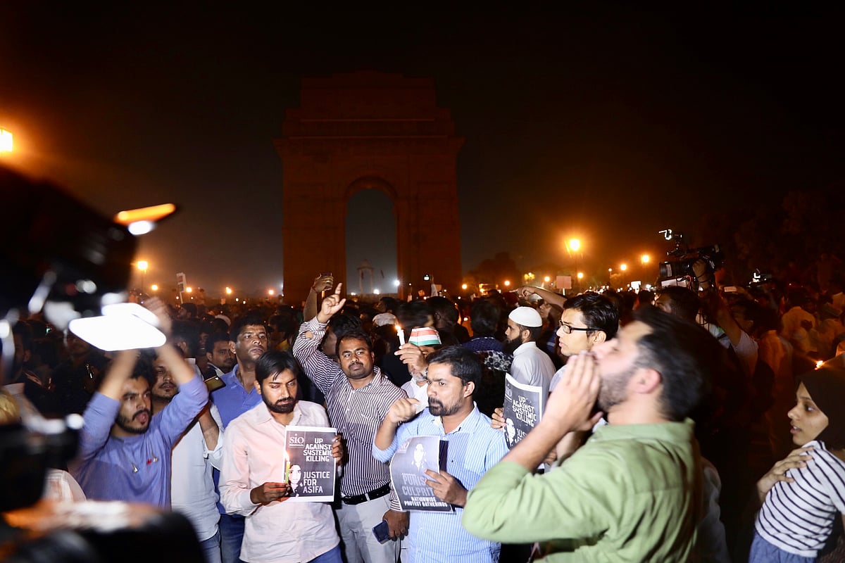 ‘बलात्कारियों भारत छोड़ो’ के नारे के साथ इंडिया गेट पर कैंडल मार्च, राहुल ने कहा, ये  आमजन की आवाज