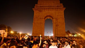 दीवार पे लिखी इबारत साफ है प्रधानमंत्री जी, लोगों का दबा हुआ गुस्सा अब फूटने लगा है...