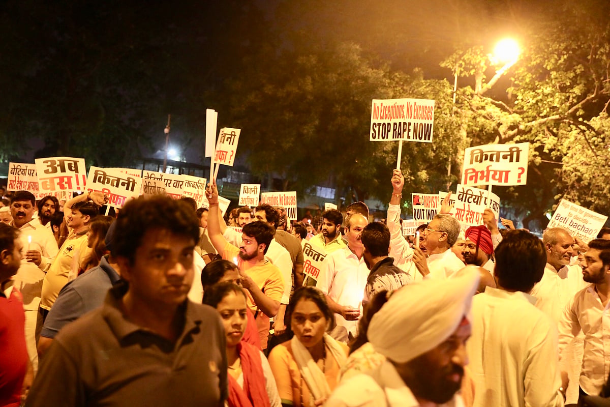 ‘बलात्कारियों भारत छोड़ो’ के नारे के साथ इंडिया गेट पर कैंडल मार्च, राहुल ने कहा, ये  आमजन की आवाज