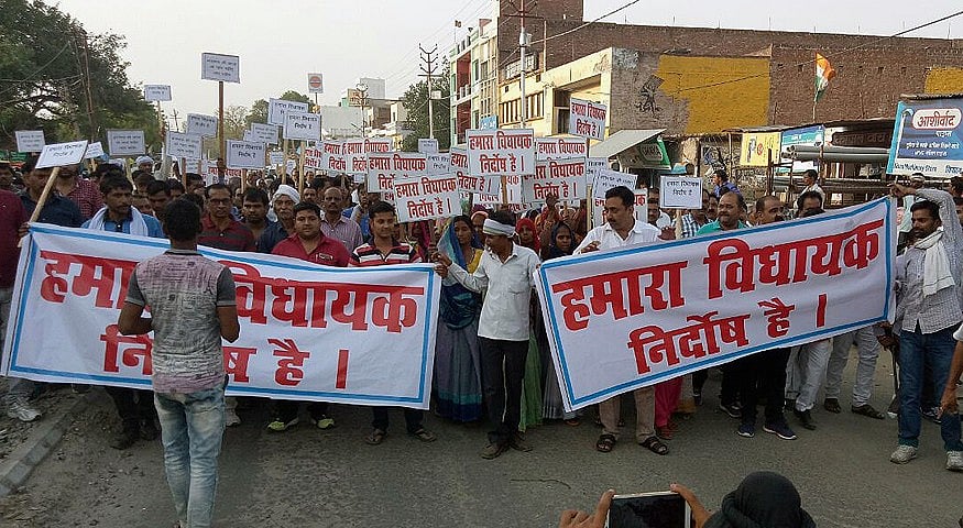 उन्नाव रेप केस के आरोपी बीजेपी विधायक के समर्थन में रैली, कठुआ में भी हुआ था ऐसा