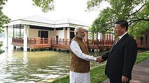 मोदी जी तो सबको ‘झप्पी’ देते हैं, फिर भला चीन के राष्ट्रपति ने क्यों रखा उन्हें ‘आर्म लेंथ’ पर !