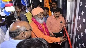 लखनऊ: ‘नाइट क्लब’ का उद्घाटन कर बुरे फंसे बीजेपी सांसद साक्षी महाराज, सोशल मीडिया पर उड़ा मजाक