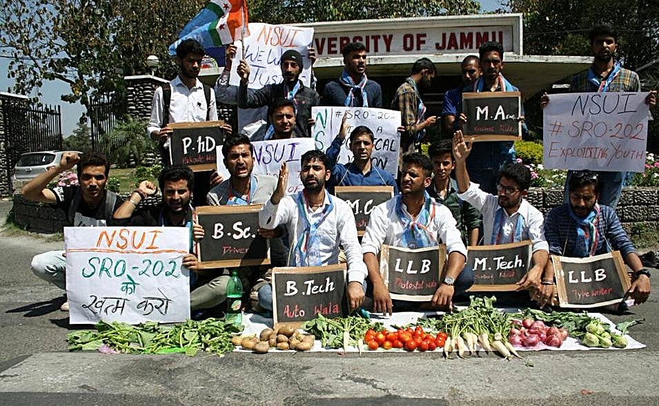 तेज हुआ जम्मू-कश्मीर  की तानाशाही रोजगार नीति का विरोध, एसआरओ-202 के खिलाफ युवा सड़कों पर