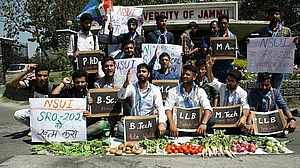 तेज हुआ जम्मू-कश्मीर की तानाशाही रोजगार नीति का विरोध, एसआरओ-202 के खिलाफ युवा सड़कों पर