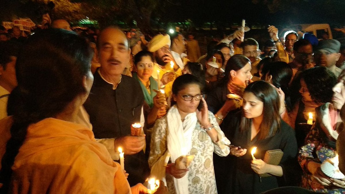 ‘बलात्कारियों भारत छोड़ो’ के नारे के साथ इंडिया गेट पर कैंडल मार्च, राहुल ने कहा, ये  आमजन की आवाज