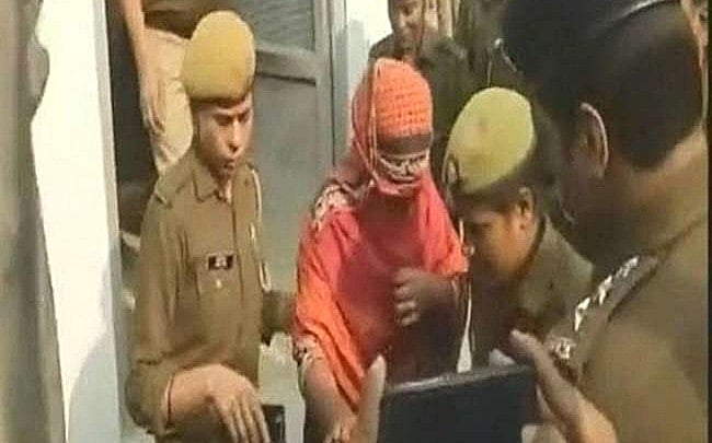उन्नाव केस: बलात्कार पीड़िता होटल के कमरे में नजरबंद, पीने को पानी तक नहीं दिया