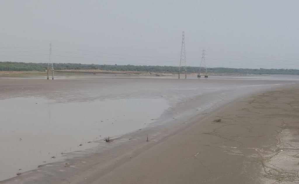 उद्योगों को फायदा पहुंचाने के लिए सूखी नर्मदा नदी पर बांध बनाना चाहती है गुजरात सरकार