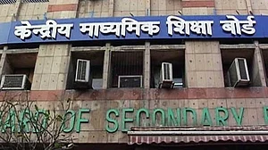 सीबीएसई पेपर लीक: दो शिक्षक और एक कोचिंग संचालक गिरफ्तार, पुलिस की पूछताछ में खुले पेपर लीक के राज