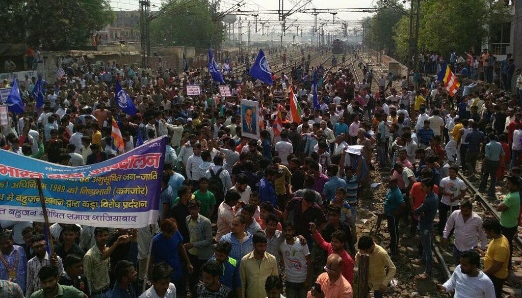 आकार पटेल का लेख: मोदी सरकार की प्रतीकात्मक कार्रवाई से नहीं कम खत्म होगी दलितों की समस्या 