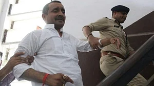 उन्नाव रेप केसः आरोपी बीजेपी विधायक की बंदूकों के लाइसेंस होंगे रद्द, पहले ही हटाई जा चुकी है सुरक्षा