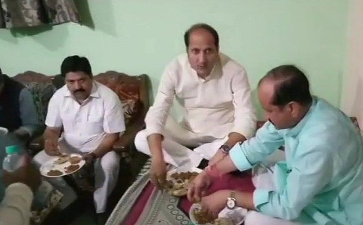  दलित के घर में बैठकर होटल से मंगाकर खाया यूपी के मंत्री ने खाना, बर्तन और पानी तक आया था बाहर से