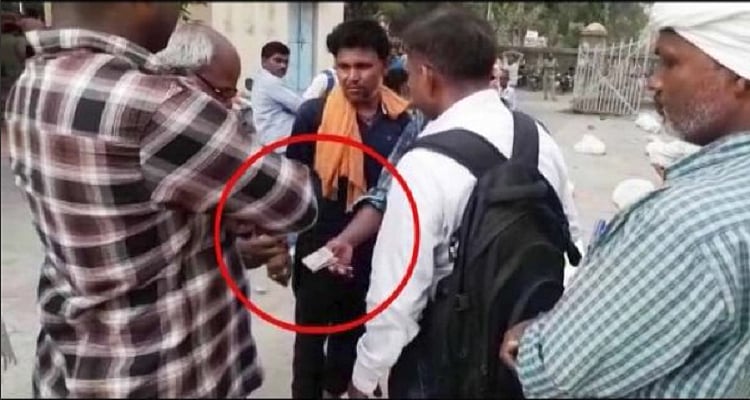 वाराणसी फ्लाईओवर हादसा: शर्मसार हुई इंसानियत, परिजनों को शव सौंपने के बदले  वसूली गई रिश्वत