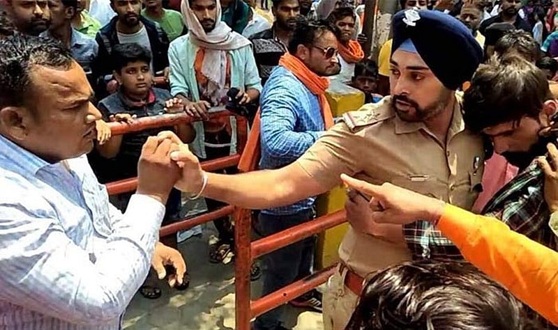 ‘भगवाधारी उसकी जान लेने पर आमादा थे, वह कांप रहा था, मैंने उसे मां की तरह अपनी छाती में छिपा लिया’