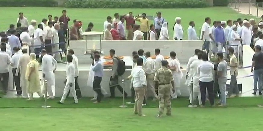 कर्नाटक LIVE: कांग्रेस का आरोप, बीजेपी नेताओं के  रिजॉर्ट में घुस आने की वजह से बदल रहे हैं ठिकाना