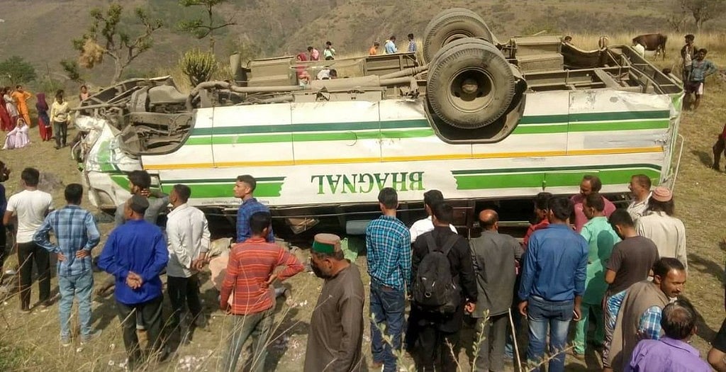 हिमाचल प्रदेश: सिरमौर जिले में खाई में गिरी निजी बस, 7 लोगों की मौत, 12 घायल