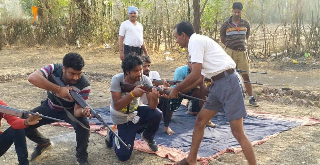 मध्य प्रदेश: हिंदुओं की रक्षा के नाम पर बजरंग दल के कार्यकर्ताओं को दी जा रही हथियार चलाने की ट्रेनिंग