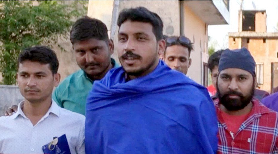 आकार पटेल का लेख: औपनिवेशिक शासन की तरह ही अपने नागरिकों को उपद्रवी समझती है भारत की लोकतांत्रिक सरकार