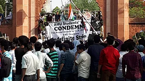 अलीगढ़: जिन्ना के बहाने कैंपस में तनाव पैदा करने के सांप्रदायिक मंसूबों को विफल कर रहा है एमएमयू का आंदोलन